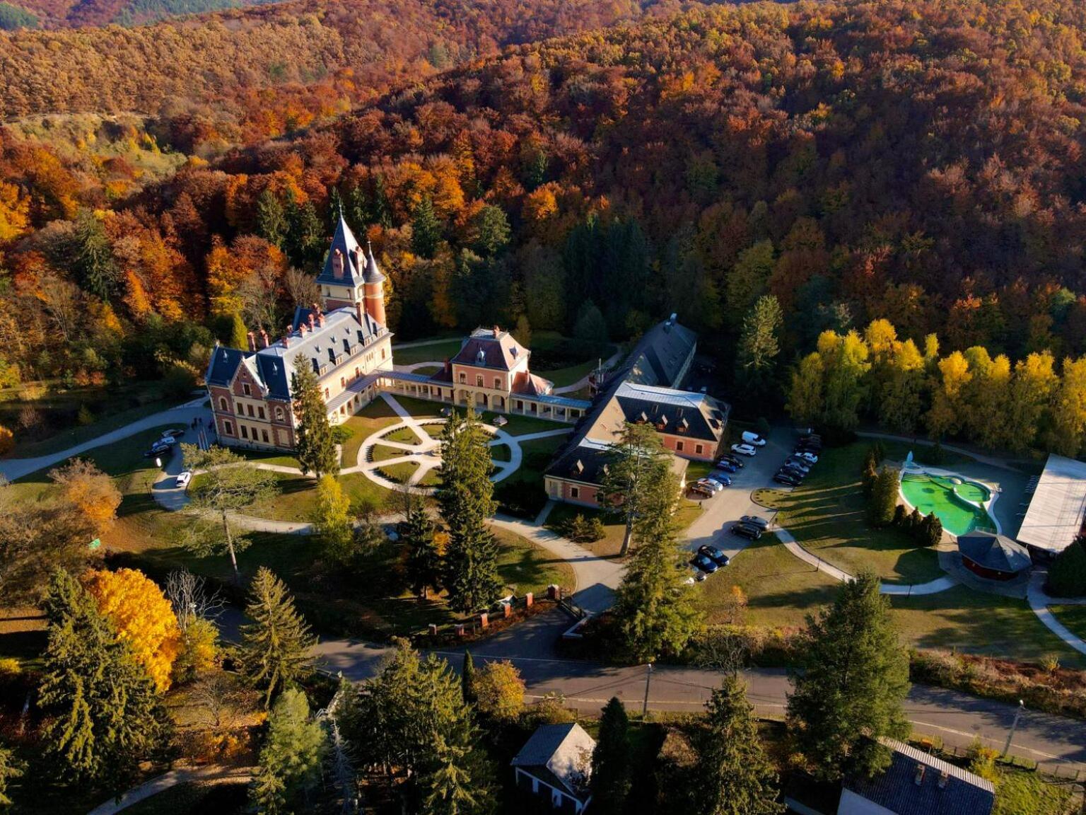 Kastelyhotel Sasvar Resort Parádsasvár Екстериор снимка