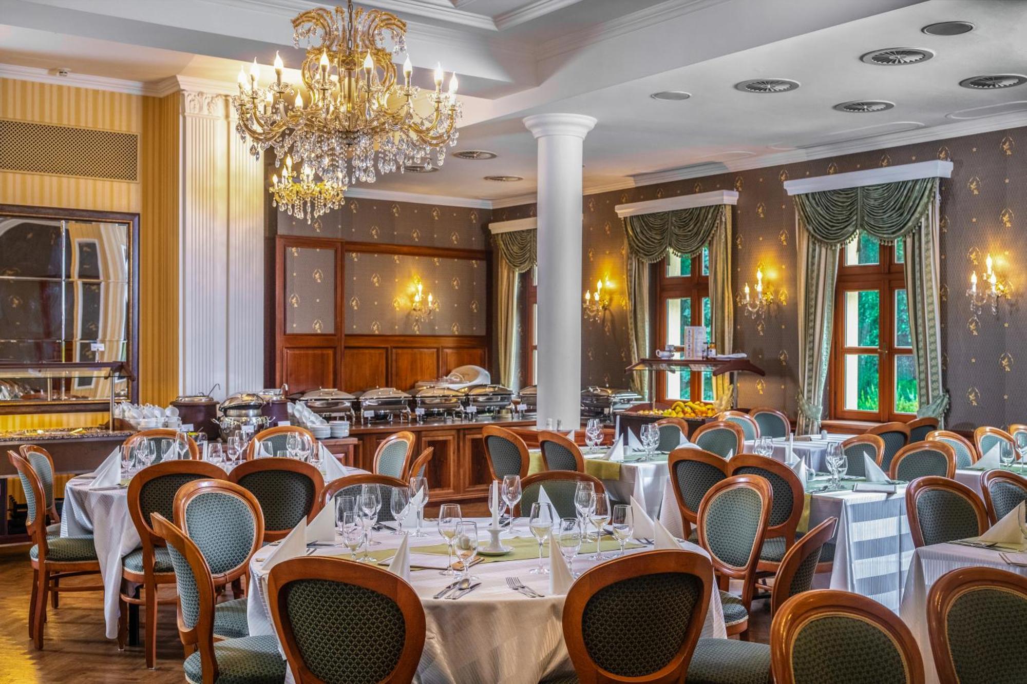 Kastelyhotel Sasvar Resort Parádsasvár Екстериор снимка