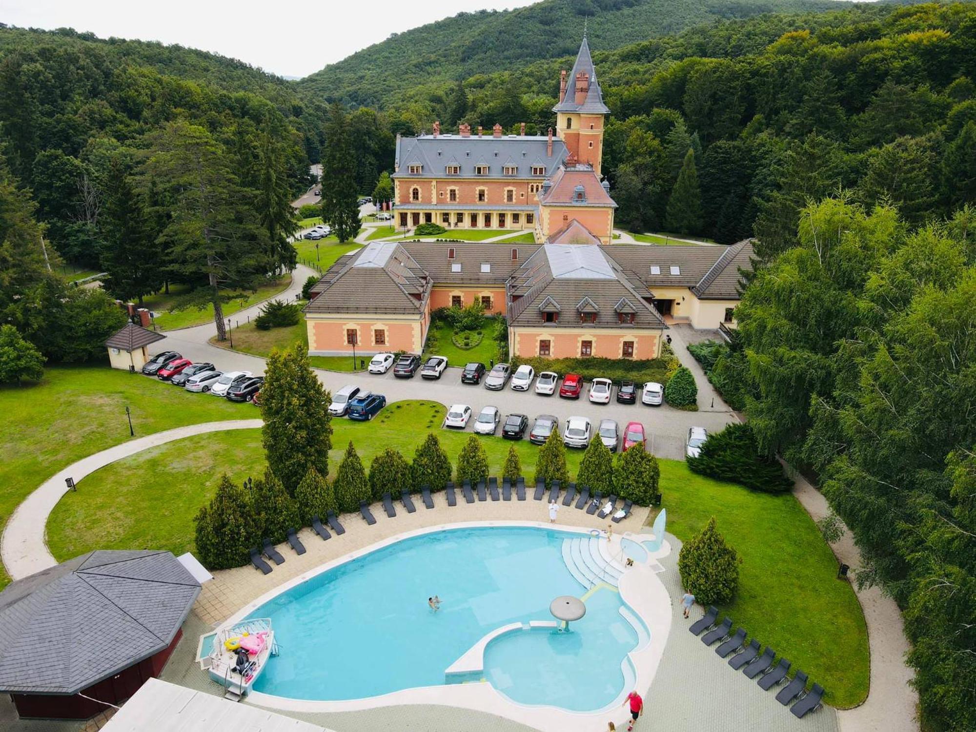 Kastelyhotel Sasvar Resort Parádsasvár Екстериор снимка