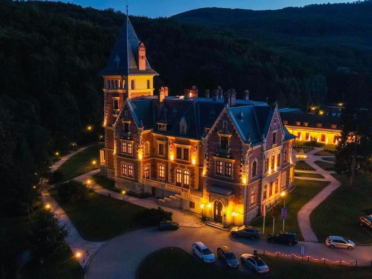 Kastelyhotel Sasvar Resort Parádsasvár Екстериор снимка